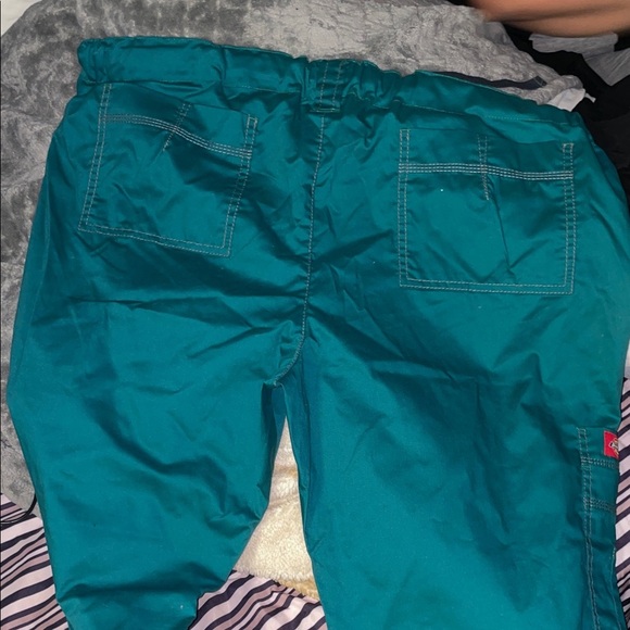 Women’s Green Cargo Pants - Picture 8 of 8